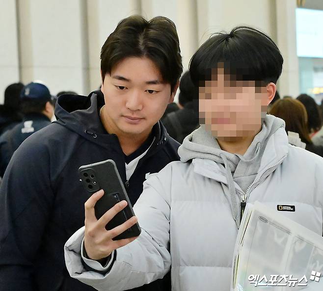 한국 야구 대표팀이 2026 WBC(월드베이스볼클래식) 대비 1차 캠프를 위해 9일 오전 인천국제공항을 통해 사이판으로 출국했다. 고우석이 팬과 기념촬영을 갖고 있다. 인천공항, 김한준 기자