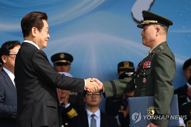 이재명 대통령, 박정훈 대령에게 훈장 수여 (계룡=연합뉴스) 김도훈 기자 = 이재명 대통령이 1일 충남 계룡대 대연병장에서 열린 건군 77주년 국군의 날 기념행사에서 박정훈 해병 대령에게 훈장 수여 후 악수하고 있다. 2025.10.1 superdoo82@yna.co.kr