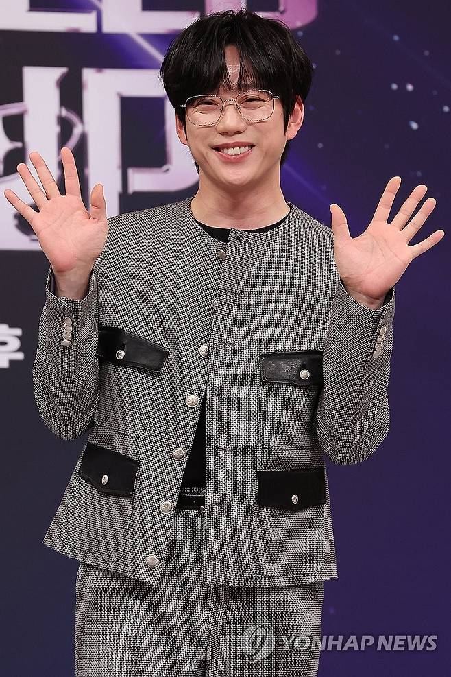 손인사하는 권정열 (서울=연합뉴스) 강민지 기자 = 가수 십센치 권정열이 9일 서울 양천구 목동 SBS사옥에서 열린 예능 '베일드 컵' 제작발표회에서 포즈를 취하고 있다. 2026.1.9 mjkang@yna.co.kr