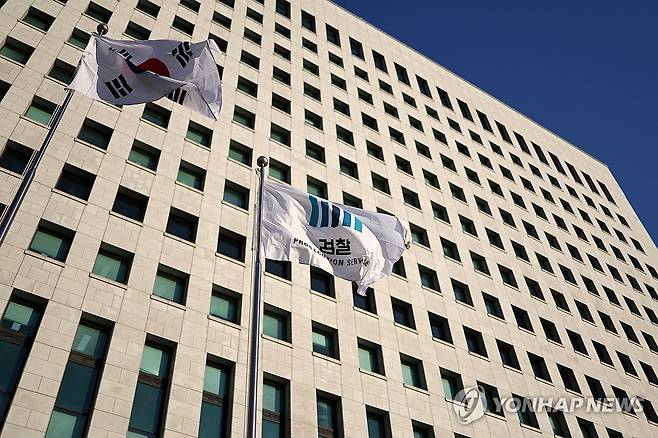 올해 검찰청 폐지 (서울=연합뉴스) 윤동진 기자 = 2일 서울 대검찰청의 모습.
    검찰청 폐지를 뼈대로 하는 개정 정부조직법에 따라 검찰청은 올해 9월 간판을 내린다. 검찰의 수사와 공소 제기(기소) 기능은 공소청과 중대범죄수사청(중수청)으로 나뉜다. 2026.1.2 mon@yna.co.kr