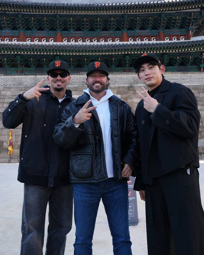 샌프란시스코 자이언츠 이정후(오른쪽)와 토니 비텔로 감독(가운데), 윌리 아다메스가 경복궁 앞에서 기념사진을 찍고 있다. 사진=MLB 공식 SNS