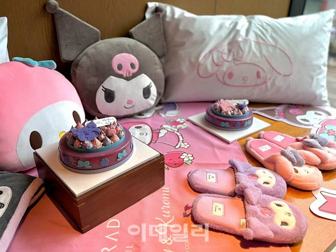 ‘마이멜로디·쿠로미’ 플레임즈 케이크와 객실 패키지 이용객에게 제공되는 는 쿠로미 쿠션 1종과 캐릭터 슬리퍼 (사진=이민하 기자)