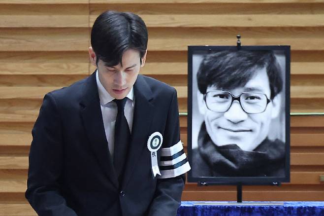 故 안성기 영결식이 9일 오전 서울 중구 명동성당에서 열렸다. 고인의 아들 안다빈씨가 인사말을 마치고 자리로 돌아가고 있다.(사진=이데일리DB)