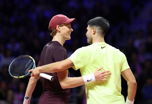 경기를 마친 알카라스와 신네르가 서로를 격려하고 있다. 사진=연합뉴스