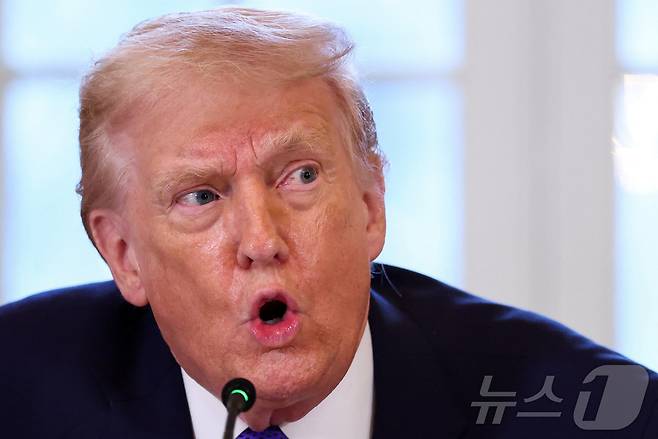 도널드 트럼프 미국 대통령이 9일(현지시간) 워싱턴DC 백악관에서 열린 니콜라스 마두로 전 베네수엘라 대통령 축출 후 베네수엘라 석유산업 투자를 위한 미국 석유업계와의 간담회에서 발언하고 있다. 2026.01.09. ⓒ 로이터=뉴스1 ⓒ News1 류정민 특파원