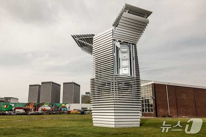 중국 베이징에 설치돼 있는 '미세먼지 없는 탑'(Smog free tower) ⓒ 뉴스1