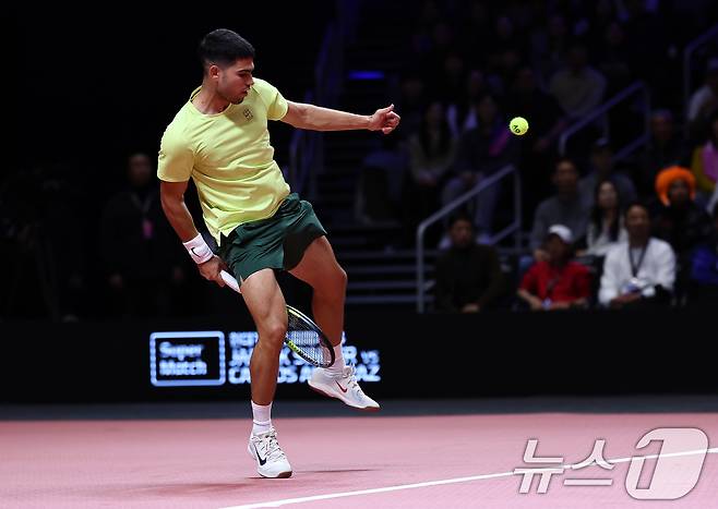 카를로스 알카라스가 10일 오후 인천 중구 인스파이어 아레나에서 열린 '현대카드 슈퍼매치 14'에서 얀니크 신네르와 경기를 치르고 있다. 2026.1.10/뉴스1 ⓒ News1 김민지 기자