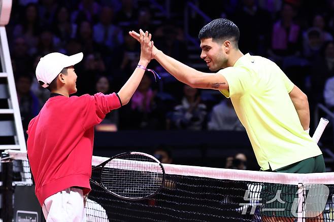 카를로스 알카라스가 10일 오후 인천 중구 인스파이어 아레나에서 열린 현대카드 슈퍼매치 14 얀니크 신네르와의 경기 도중 관중석 어린이 팬과 랠리한 후 하이파이브 하고 있다. 2026.1.10/뉴스1 ⓒ News1 김민지 기자