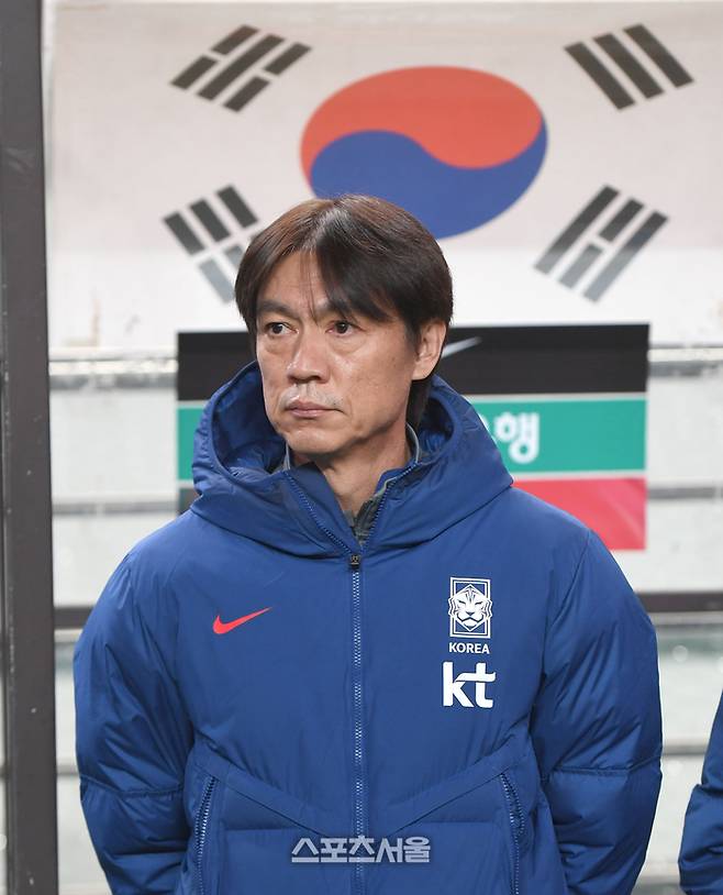 홍명보 감독이 18일 서울월드컵경기장에서 열린 남자축구 국가대표 평가전 가나와 경기 전 그라운드를 응시하고 있다.  2025. 11. 18. 상암 | 최승섭기자 thunder@sportsseoul.com