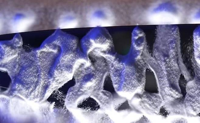 초당 3만회의 진동에 칼날에 붙은 이물질이 떨어져 나가는 모습. 시애틀 울트라소닉