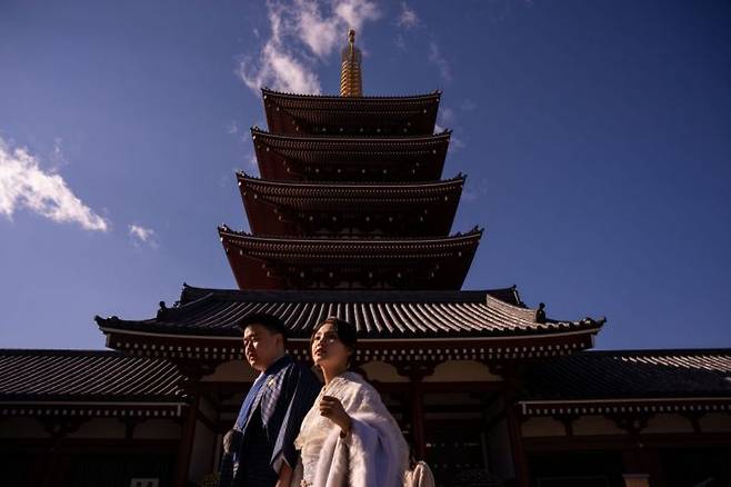 일본 도쿄 아사쿠사 지구 센소지를 방문한 관광객들이 경내를 둘러보고 있다. AP연합뉴스