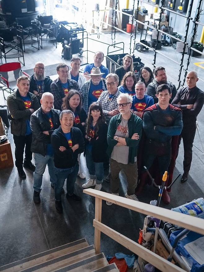 지난해 개봉한 할리우드 영화 '수퍼맨' 촬영장에서 제작진과 함께 선 짐 리(맨 앞 왼 쪽). /인스타그램