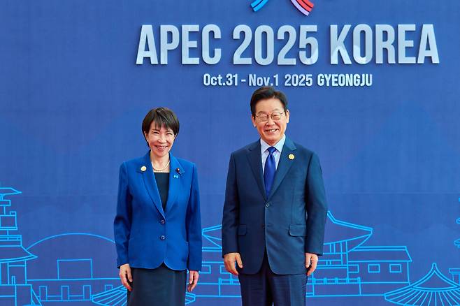 지난해 10월 31일 경주에서 열린 APEC회의에서 만나 양자회담전 기념촬영하는 이재명 대통령과 다카이치 사나에 일본 총리./대통령실