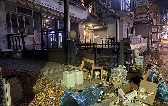5일 밤 서대문구 이대 거리의 한 공실 앞. 옆 점포에서 버린 폐기물들과 무단 투기된 쓰레기가 뒤섞여 있다./정동하 기자