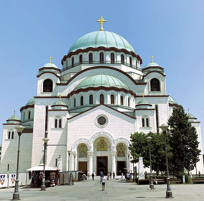 발칸 반도에서 가장 존경받는 정교회 성당인 성 사바 대성당의 외관
