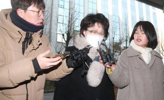 민주당 김병기 의원에게 '공천 헌금'을 건넸다는 자백성 탄원서를 작성한 전직 구의원 김모씨가 9일 서울경찰청 마포청사로 출석하고 있다. 연합뉴스