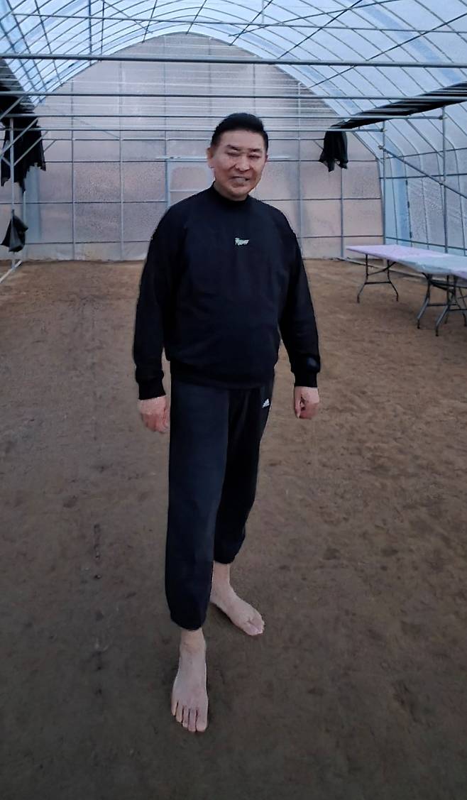 유제성 삐땅기의원성형외과 원장이 1월 7일 경기도 남양주시 퇴계원로175번길, 헤브론교회 앞 ‘맨발 걷기 아미사 힐링하우스’에서 맨발 걷기를 하다 포즈를 취했다. 유제성 원장 제공
