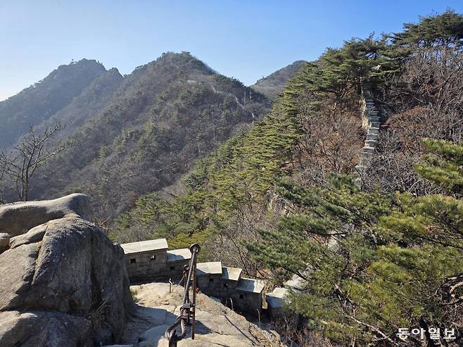 보국문 가는 길의 북한산성