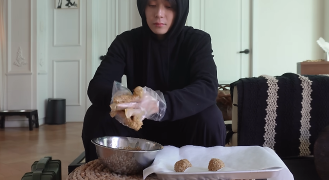 가수 던이 유튜브 채널에 두바이쫀득쿠키를 직접 만들어보는 영상을 공개했다. DAWN 유튜브 채널 캡처