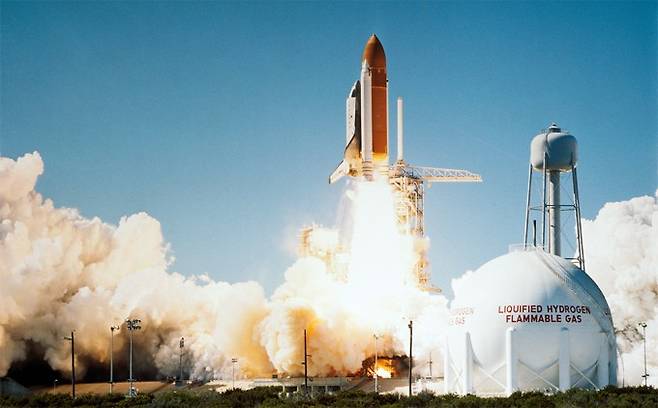 1986년 1월 28일 오전 미국 플로리다 케네디우주센터에서 이륙 중인 챌린저호. 이륙 73초 만에 연료가 새며 공중에서 폭발했다. NASA 제공