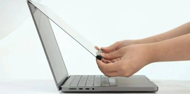 일반 맥북을 터치 스크린 맥북으로 변신시켜 주는 액세서리가 등장했다. 사진=인트리큇