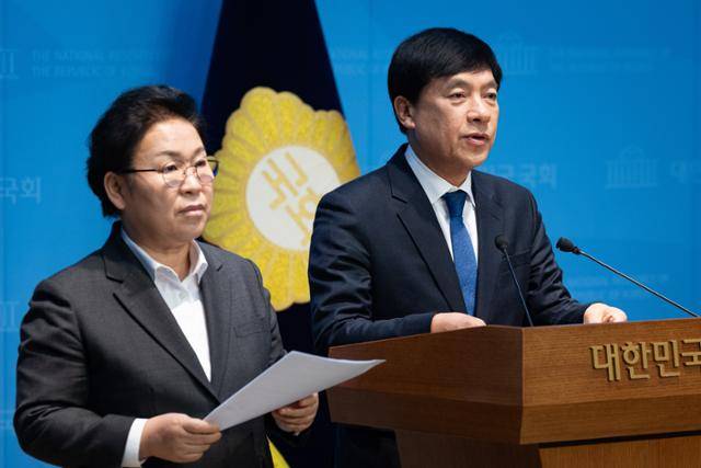 더불어민주당의 이성윤(오른쪽), 문정복 최고위원 후보가 7일 서울 여의도 국회 소통관에서 지구당(지역자치당) 부활을 위한 정당법 등 개정안 발의 기자회견을 하고 있다. 뉴스1