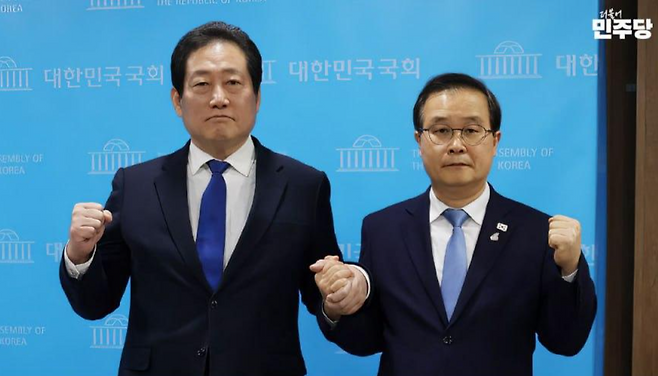 이건태(오른쪽) 더불어민주당 최고위원 후보가 5일 유동철 부산 수영구 지역위원장의 최고위원 후보 사퇴 기자회견에 참석해 손을 잡고 있다. 이 의원실 제공