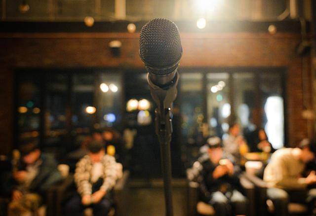 지난해 12월 26일 서울 성동구 성수동의 한 루프탑 술집에서 성수코미디클럽의 '서울 월세에 투잡 뛰는 코미디언 이야기'를 보기 위해 관객들이 기다리고 있다. 최주연 기자