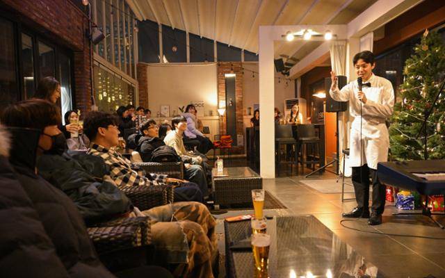 26일 성수코미디클럽 운영자인 김기운씨가 공연 시작 전 관객들에게 공지사항 및 당부사항을 알리고 있다. 가장 먼저 공연에 나와 스탠드업에 대한 기본 정보를 알리고 분위기를 돋우는 '바람잡이' 역할이다. 최주연 기자