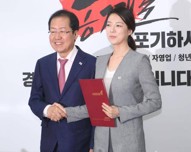 홍준표 당시 자유한국당 대표가 2018년 서울 여의도 당사에서 열린 국회의원 재보궐선거 후보자 공천장 수여식에서 송파을 배현진 후보에게 공천장을 수여하고 있다. 연합뉴스