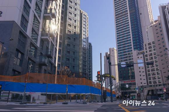 단지 앞 롯데마트 천호점과 시공 현장. [사진=김민지 기자]