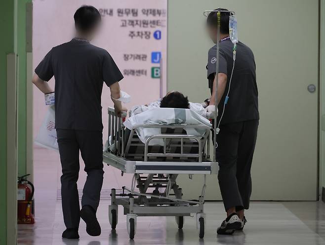 한 대학병원에서 의료진들이 입원 환자를 이동시키고 있다. 송봉근 기자