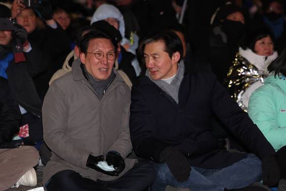 김민석 국무총리와 조국 조국혁신당 대표가 12·3 비상계엄 1년을 맞은 지난해 12월 3일 서울 여의도 국회 앞에서 열린 '12·3 내란외환 청산과 종식, 사회대개혁 시민대행진'에 참석해 대화하고 있다. 뉴스1