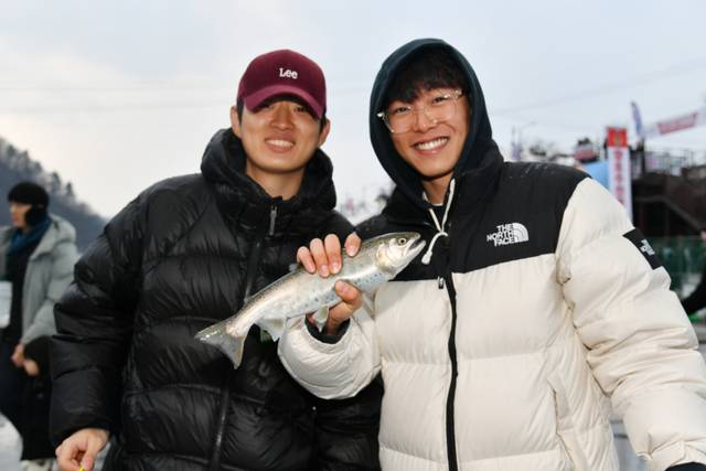 ▲ 2026 얼음나라 화천산천어축제가 10일 화천읍과 화천천 일대에서 개막해 오는 2월 1일까지 23일간의 일정에 들어갔다. 사진은 얼음낚시터 모습.