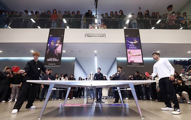 카를로스 알카라스(오른쪽)와 얀니크 신네르가 9일 오후 서울 여의도 현대카드 본사에서 열린 '현대카드 슈퍼매치 14' 기자회견을 마치고 탁구 게임을 하고 있다. 뉴스1