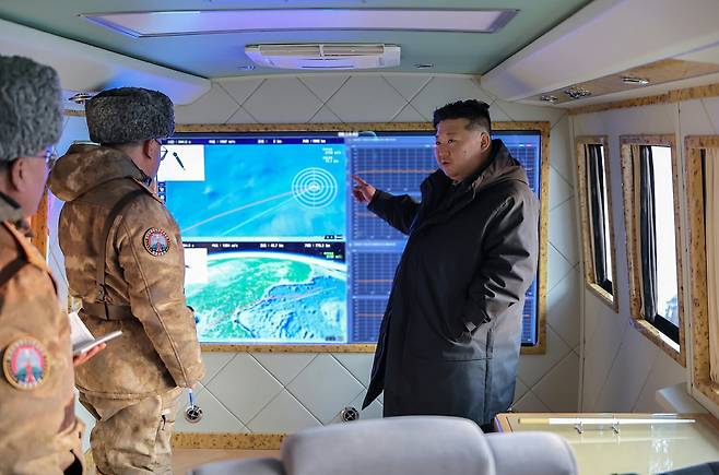 North Korean leader Kim Jong-un watches the launch of the Hwasong-11E hypersonic missile in this photo released by the state media Korean Central News Agency (KCNA) on Jan. 4, a day after Maduro‘s incident. [NEWS1]