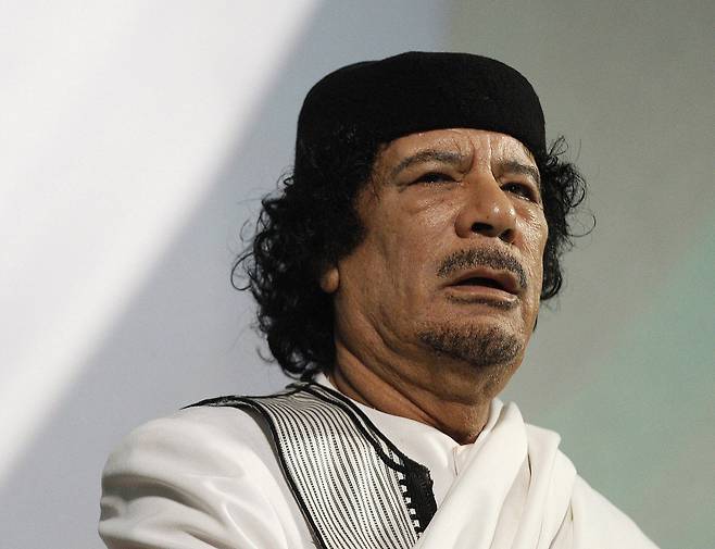 Libyan leader Muammar Gaddafi gives a speech in Rome in this Aug. 30, 2010 file photo. [REUTERS/YONHAP]