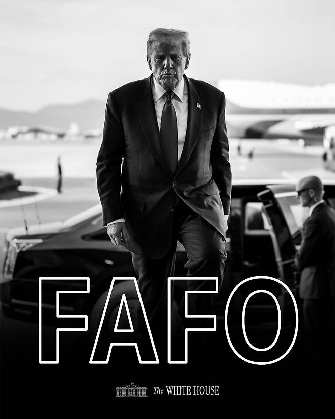 A photo released by the White House on X on Jan. 6 showed U.S. President Donald Trump at Gimhae International Airport in Busan, where he held a summit with Chinese President Xi Jinping on Oct. 30, accompanied by the terse message “No games, FAFO” — shorthand for “f* around and find out.” [SCREEN CAPTURE]