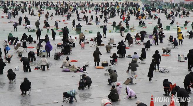 10일 오후 강원 화천군 화천천 일대에서 열리는 화천산천어축제를 찾은 관광객들이 얼음낚시를 즐기고 있다.