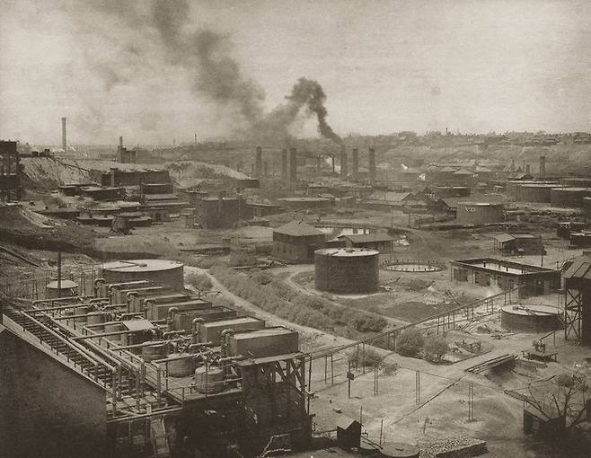 “자 기름 뽑아라, 경쟁자가 죽을 때까지.” 스탠다드 오일 유정.