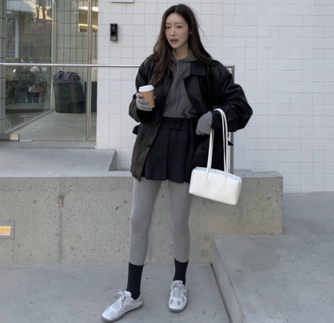 울소재 쇼츠와 회색 스타킹을 매치한 배우 차정원 [차정원 인스타그램 캡처]