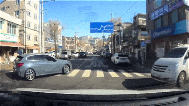 9년간 고의로 교통사고를 낸 뒤 9억원의 보험금을 타낸 피의자가 비보호 좌회전 차량을 충격해 고의 사고를 내는 모습. [경기남부경찰청]