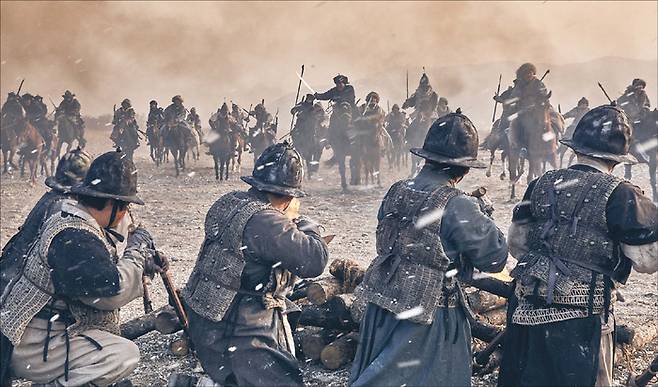 청나라 군은 병자호란 당시 병참에 약하다, 해전에 약하다는 본인들의 약점을 오히려 역으로 활용했다. 방심을 유발한 뒤, 약점을 극복하는 전략으로 조선군을 대파했다. 사진은 병자호란을 배경으로 한 영화 ‘남한산성’의 한 장면.