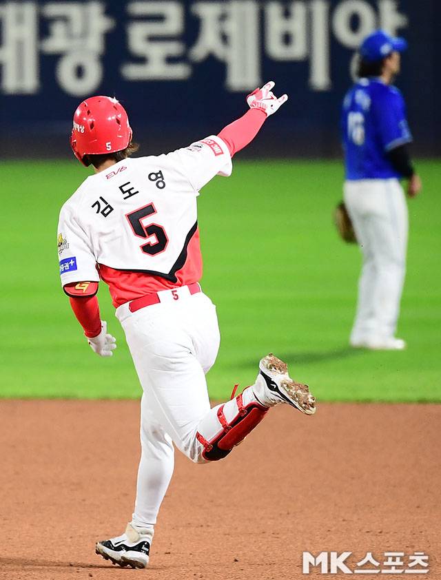 2024년 10월 23일 오후 광주 기아챔피언스필드에서 ‘2024 신한 SOL Bank KBO리그’ 삼성라이온즈와 KIA 타이거즈의 한국시리즈(KS·7전4선승제) 2차전 경기가 열렸다. 2회말 2사에서 KIA 김도영이 우월 솔로홈런을 치고 그라운드를 질주하고 있다. 사진=김영구 기자