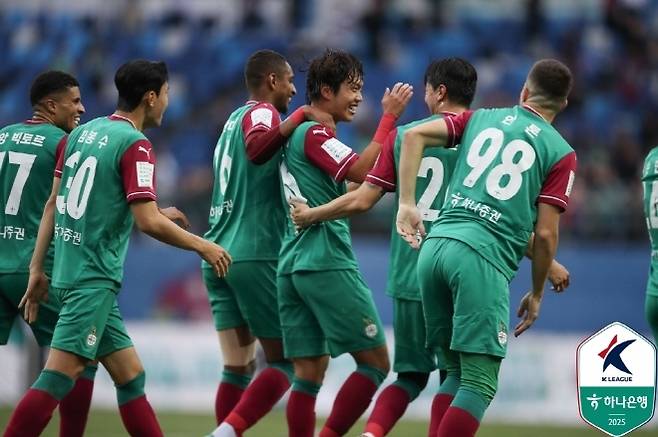 대전하나시티즌 이명재가 프리킥 득점 후 동료들의 축하를 받고 있다. 사진=한국프로축구연맹