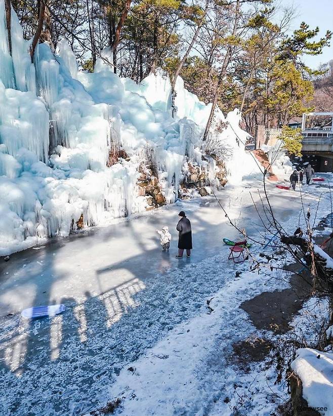 달리온에서는 얼어붙은 계곡과 빙벽을 눈앞에서 마주하며 썰매 체험을 즐길 수 있다. /사진=한국관광공사
