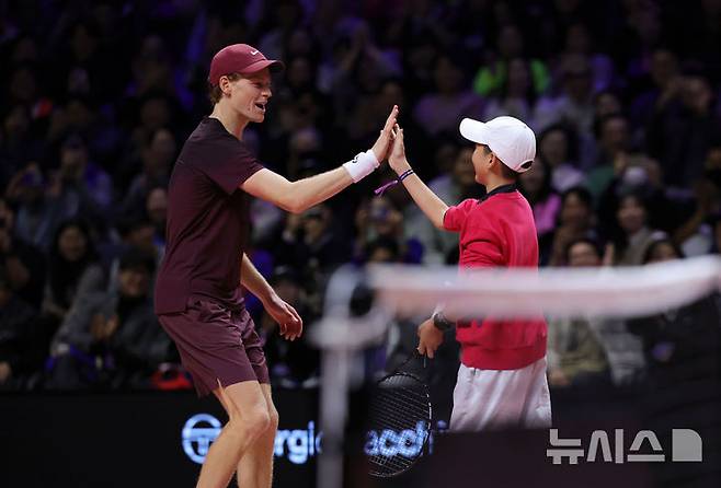 [인천=뉴시스] 홍효식 기자 = 얀니크 신네르가 9일 오후 인천 중구 인스파이어 아레나에서 열린 '현대카드 슈퍼매치 14'에서 객석 어린 팬에게 라켓을 건네 카를로스 알카라스와 함께 랠리를 펼친 뒤 하이파이브 하고 있다. 2026.01.09. yesphoto@newsis.com