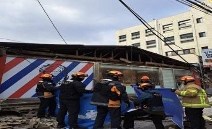 의정부서 강풍에 가로 15ｍ 간판 쿵…20대 행인 사망 [경기도북부소방재난본부 제공]