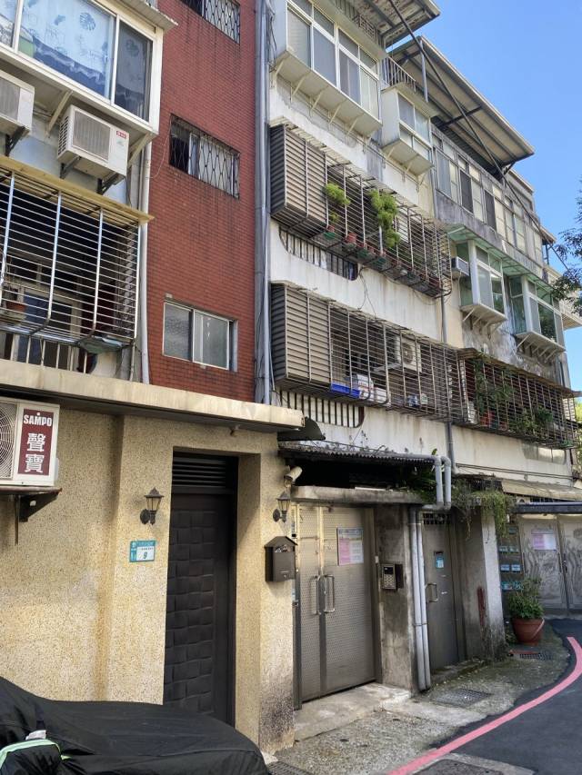 ▲ 대만의 대표적인 주거 형태인 '공위(公寓)'의 모습. 오래된 건물, 철창을 두른 발코니, 초록초록한 화분들이 고풍스럽거나 조금은 낡은 느낌을 준다. ⓒ필자