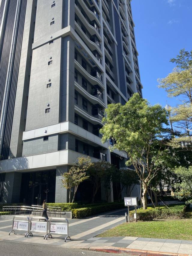 ▲ 대만의 고급 주상복합 '화샤(華廈)'이 전형적인 모습. 1층 외부에 공동 정원이 있고, 내부 로비엔 공동 거실이 있어서 학생들이 과외수업을 받거나 주민들이 손님을 맞기도 한다. ⓒ필자